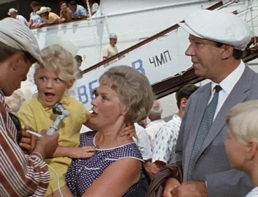 Мы провожаем ПАААААПУ! Кадр из фильма «Бриллиантовая рука» 1968 г.