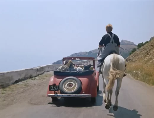 Шурик на коне догоняет автомобиль. Кадр из фильма Кавказская пленница, или Новые приключения Шурика (1967)