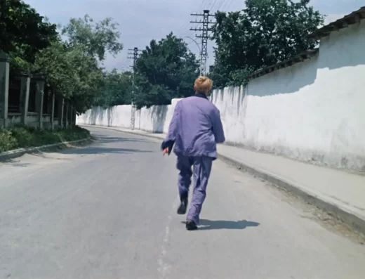 Шурик сбегает из психбольницы. Кадр из фильма Кавказская пленница, или Новые приключения Шурика (1967)