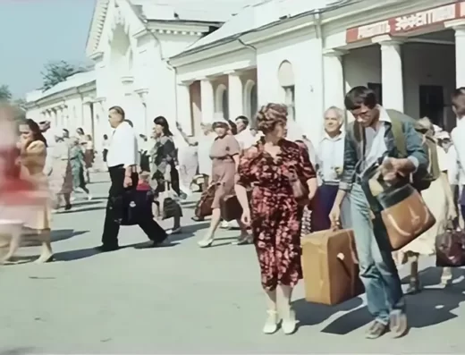 Вокзал Южногорска. Кадр из фильма «Спортлото-82» (1982)
